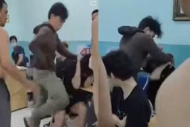 Bảo vệ dân phố đánh 2 thiếu niên (Ảnh cắt từ clip). (Nguồn: danviet.vn)