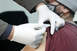 Tiêm vaccine phòng COVID-19 cho tình nguyện viên tại Islamabad, Pakistan, ngày 8/1/2021.(Ảnh: THX/ TTXVN)