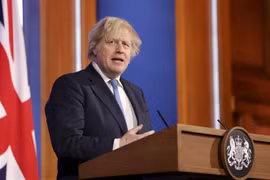 Thủ tướng Anh Boris Johnson phát biểu tại cuộc họp báo ở London ngày 5/4/2021. (Ảnh: AFP/TTXVN)
