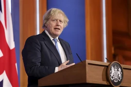 Thủ tướng Anh Boris Johnson phát biểu tại cuộc họp báo ở London ngày 5/4/2021. (Ảnh: AFP/TTXVN)