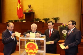 Các đồng chí lãnh đạo Đảng, Nhà nước bỏ phiếu bầu Thủ tướng Chính phủ. (Ảnh: Trí Dũng/TTXVN)