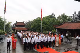Thay mặt đồng bào cả nước, lãnh đạo tỉnh Phú Thọ và đại diện các cấp chính quyền, đoàn thể đã thành kính tổ chức lễ giỗ Đức Quốc tổ Lạc Long Quân. (Ảnh : Trung Kiên/TTXVN)