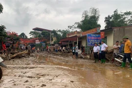 Bùn đất theo lũ trôi về tràn ngập trên Quốc lộ 279 ngày 17/4. (Ảnh: Hồng Ninh/TTXVN)