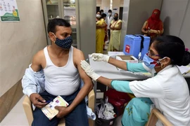 Tiêm vaccine ngừa COVID-19 cho người dân tại bang Uttar Pradesh, Ấn Độ, ngày 10/4/2021. (Ảnh: THX/TTXVN)