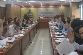 Đại biểu dự hội nghị tham gia biểu quyết danh sách những người đủ tiêu chuẩn ứng cử Đại biểu Quốc hội khóa XV đơn vị tỉnh Cao Bằng. (Ảnh: Chu Hiệu/TTXVN)