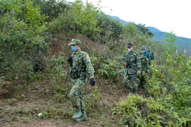 Chiến sỹ Đồn Biên Phòng A Pa Chải tuần tra kiểm soát khu vực biên giới. (Ảnh: Xuân Tư/TTXVN)