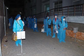 Tiếp nhận công dân vào khu cách ly y tế tập trung phòng dịch COVID-19. (Ảnh: Chanh Đa/TTXVN))