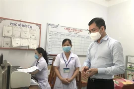 Đoàn công tác kiểm tra thực tế tại Trạm Y tế xã An Phước, huyện Mang Thít, tỉnh Vĩnh Long. (Ảnh: Lê Thúy Hằng/TTXVN)