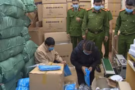 Cơ quan Công an khám xét kho hàng của Công ty Đức Anh. (Nguồn: Cand)