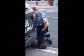 Cảnh sát Derek Chauvin ghì cổ người đàn ông gốc Phi George Floyd trên đường phố Minneapolis, bang Minnesota, Mỹ ngày 25/5/2020, dẫn tới cái chết của nghi phạm sau đó. (Ảnh: AFP/TTXVN)