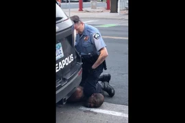 Cảnh sát Derek Chauvin ghì cổ người đàn ông gốc Phi George Floyd trên đường phố Minneapolis, bang Minnesota, Mỹ ngày 25/5/2020, dẫn tới cái chết của nghi phạm sau đó. (Ảnh: AFP/TTXVN)