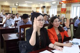Các đại biểu biểu quyết tại hội nghị hiệp thương lần 2 tại Hưng Yên. (Ảnh: Đinh Tuấn/TTXVN)