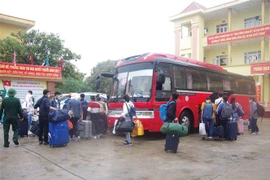 Các công dân lên xe về nhà sau khi hoàn thành thời gian cách ly tập trung tại Hưng Yên. (Ảnh: Đinh Tuấn/TTXVN)