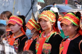 Các cô gái Dao trong trang phục truyền thống đi dự lễ hội Then Kin Pang ở huyện Phong Thổ. (Ảnh: Nguyễn Oanh/TTXVN)