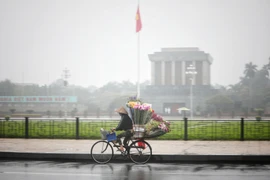 Sương mù dày đặc tại khu vực quảng trường Ba Đình. (Ảnh: Thành Đạt/TTXVN)