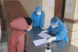 Khai báo y tế và lấy mẫu xét nghiệm người Việt Nam trở về từ nước ngoài được cách ly tại Trung đoàn 855, Bộ Chỉ huy Quân sự tỉnh Ninh Bình. (Ảnh: Thùy Dung/TTXVN)