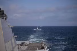 Tàu của hải quân Ukraine đi qua tàu khu trục USS Roosevelt (DDG 80) trong cuộc tập trận trên Biển Đen ngày 29/9/2020. (Ảnh minh họa: AFP/TTXVN)