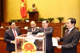 Các đồng chí lãnh đạo Đảng, Nhà nước bỏ phiếu miễn nhiệm một số Phó Thủ tướng Chính phủ, một số Bộ trưởng và thành viên khác của Chính phủ. (Ảnh: Trọng Đức/TTXVN)