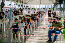 Người dân xếp hàng chờ xét nghiệm COVID-19 tại Bangkok, Thái Lan, ngày 17/4/2021. (Ảnh: AFP/ TTXVN)