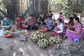Đan đát các sản phẩm nông thôn thu nhỏ tại hộ kinh doanh Diệp Thị Trang. (Ảnh: Thanh Hòa/TTXVN)