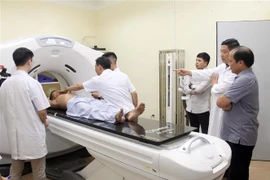 Đội ngũ y, bác sỹ, kỹ thuật viên Bệnh viện Đa khoa tỉnh Hưng Yên thực hiện xạ trị cho bệnh nhân ung thư. (Ảnh: Phạm Kiên/TTXVN)