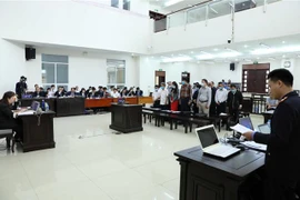 Các bị cáo nghe đại diện Viện Kiểm sát đọc cáo trạng và đề nghị mức án trong phiên xét xử chiều 14/4. (Ảnh: Phạm Kiên/TTXVN)