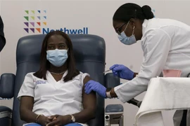 Nhân viên y tế được tiêm vaccine phòng COVID-19 tại trung tâm y tế ở Queens thuộc New York, Mỹ ngày 14/12/2020. (Ảnh: AFP/TTXVN)