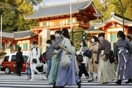 Người dân đeo khẩu trang phòng dịch COVID-19 tại Kyoto, Nhật Bản, ngày 9/4/2021. (Ảnh: Kyodo/ TTXVN)