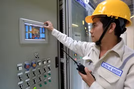 Vận hành sản xuất điện tại Công ty Thủy điện Đồng Nai. (Ảnh: Ngọc Hà/TTXVN)