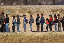 Người di cư Trung Mỹ chờ xin tị nạn vào Mỹ tại Ciudad Juarez, biên giới Mỹ-Mexico ngày 3/12/2018. (Nguồn: AFP/TTXVN)