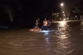 Mưa lớn gây ngập trên đường Nguyễn Văn Cừ, phường Chánh Mỹ, Thủ Dầu Một. (Ảnh: Hải Âu/TTXVN)
