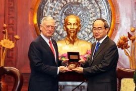Ông Nguyễn Thiện Nhân, Ủy viên Bộ Chính trị, Bí thư Thành ủy Thành phố Hồ Chí Minh tiếp ông James N.Mattis, Bộ trưởng Quốc phòng Hoa Kỳ. (Ảnh: Xuân Khu/TTXVN)