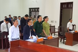 Ông Nguyễn Văn Dũng cùng người đại diện ủy quyền và các luật sư tham gia phiên tòa.