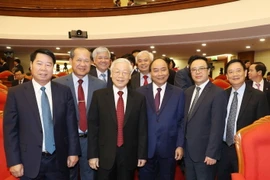 Hình ảnh lãnh đạo Đảng, Nhà nước với các đại biểu dự Hội nghị TW 8