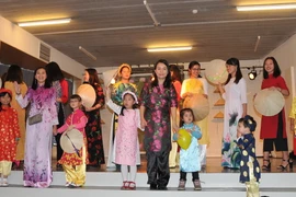 Tiết mục trình diễn áo dài. (Ảnh: Kim Chung/TTXVN)