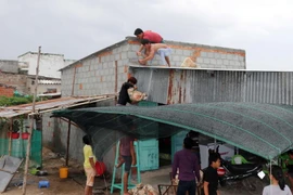 Người dân ven biển phường Đông Hải, thành phố Phan Rang-Tháp Chàm khẩn trương chằng chống nhà cửa ứng phó mưa bão. (Ảnh: Công Thử/TTXVN)