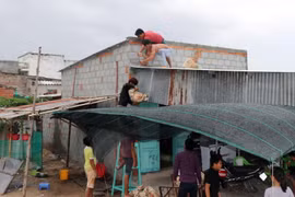 Người dân ven biển phường Đông Hải, thành phố Phan Rang-Tháp Chàm khẩn trương chằng chống nhà cửa ứng phó mưa bão. (Ảnh: Công Thử/TTXVN)