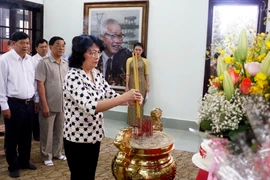 Phó Chủ tịch nước Đặng Thị Ngọc Thịnh dâng hương kỷ niệm 96 năm Ngày sinh cố Thủ tướng Chính phủ Võ Văn Kiệt. (Ảnh: Phạm Minh Tuấn/TTXVN)