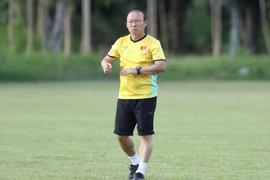 Huấn luyện viên tuyển Việt Nam Park Hang Seo trên sân tập. (Ảnh: Hoàng Linh/TTXVN)