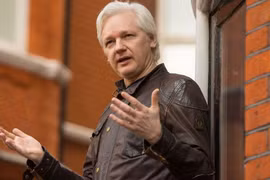 Ảnh tư liệu: Nhà sáng lập WikiLeaks Julian Assange tại đại sứ quán Ecuador ở Anh tháng 5/2017. (Nguồn: PA/TTXVN)