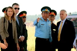 Hình ảnh Bộ trưởng Quốc phòng Hoa Kỳ thăm sân bay Biên Hòa 