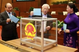 Tổng Bí thư, Chủ tịch nước Nguyễn Phú Trọng, Thủ tướng Nguyễn Xuân Phúc, Chủ tịch Quốc hội Nguyễn Thị Kim Ngân và các đại biểu Quốc hội bỏ phiếu phê chuẩn việc bổ nhiệm chức vụ Bộ trưởng Bộ Thông tin và Truyền thông. (Ảnh: Doãn Tấn/TTXVN)