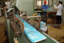 Nhà Xuất bản Giáo dục Việt Nam in ấn, phát hành sách giáo khoa phục vụ học sinh vào năm học mới 2018-2019. (Ảnh: Thanh Tùng/TTXVN)