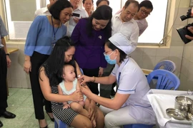 Bộ trưởng Bộ Y tế Nguyễn Thị Kim Tiến kiểm tra việc tiêm vét vắcxin sởi tại Trạm Y tế phường Linh Trung, quận Thủ Đức, Thành phố Hồ Chí Minh. (Ảnh: Đinh Hằng/TTXVN)