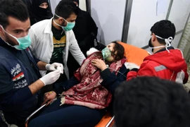 Điều trị cho nạn nhân bị thương trong vụ tấn công tại Aleppo, Syria ngày 24/11/2018. (Nguồn: AFP/TTXVN)