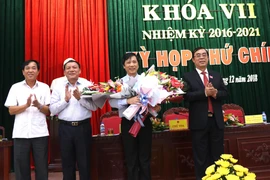 Lãnh đạo tỉnh Quảng Trị tặng hoa chúc mừng ông Hoàng Nam được Hội đồng Nhân dân bầu làm Phó Chủ tịch Ủy ban Nhân dân tỉnh. (Ảnh: Nguyên Lý/TTXVN)