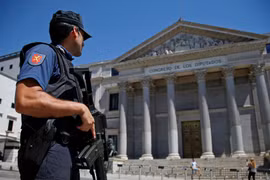 Cảnh sát bảo vệ một địa điểm công cộng ở Barcelona. (Nguồn: Reuters)