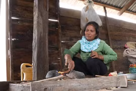 Người dân trên núi Cheng Leng sinh hoạt trong những căn nhà mới dựng tại làng Hek. (Ảnh: Dư Toán/TTXVN)