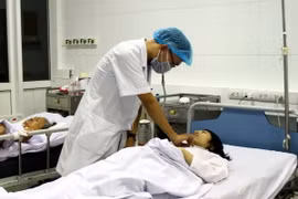 Bác sỹ thăm khám cho chị Nguyễn Thị Thanh Nhàn. (Ảnh: Tá Chuyên/TTXVN)