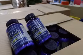 Thực phẩm chức năng quá hạn sử dụng bị thu giữ tại Hà Nội. Ảnh minh họa. (Ảnh: Quốc Việt/TTXVN)